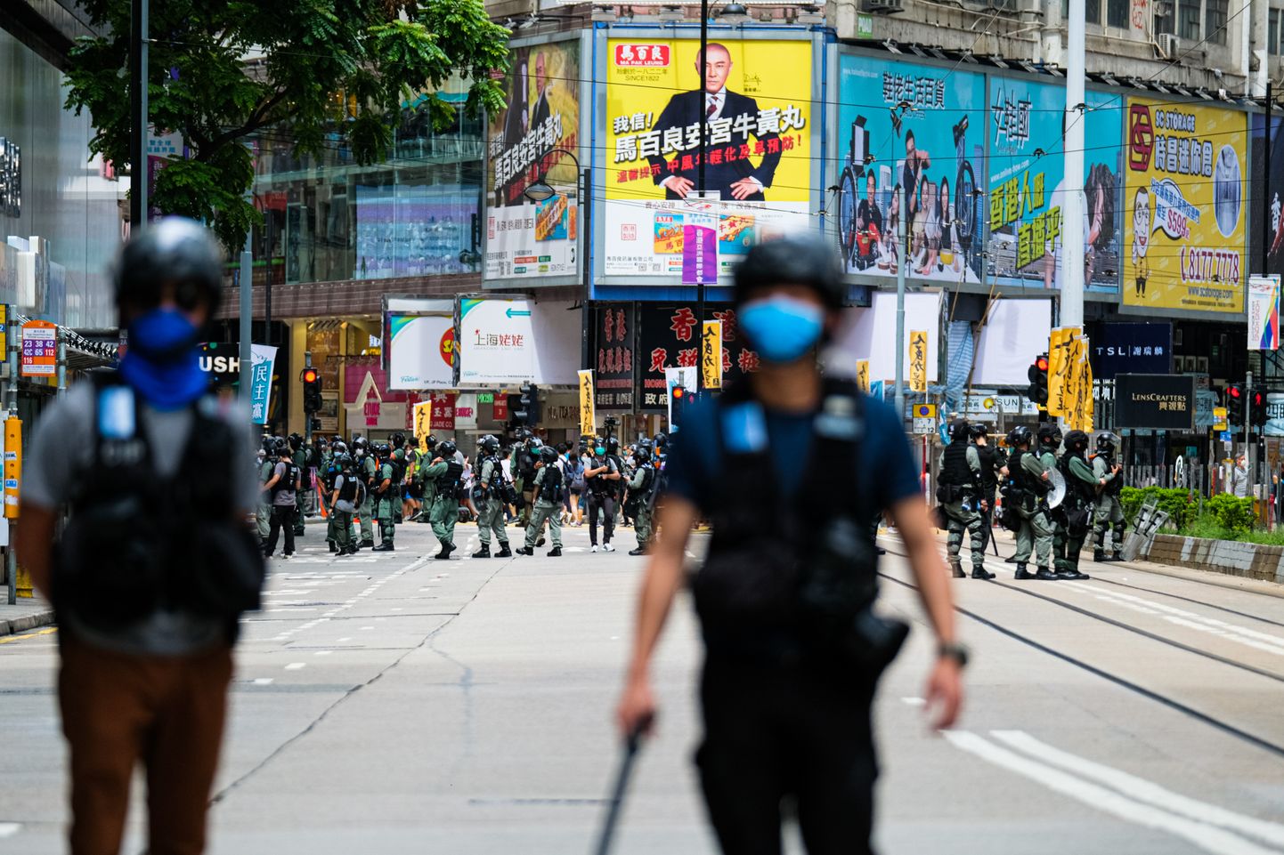 Hongkongi korrakaitsjad uue julgeolekuseaduse vastu meelt avaldama tulnud inimesi laiali ajamas.