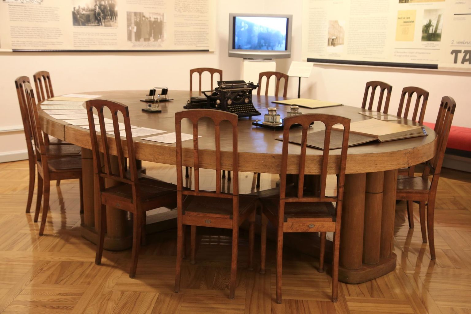 Tartu linnamuuseumis eksponeeritav laud, mille taga sõlmiti Tartu rahuleping.