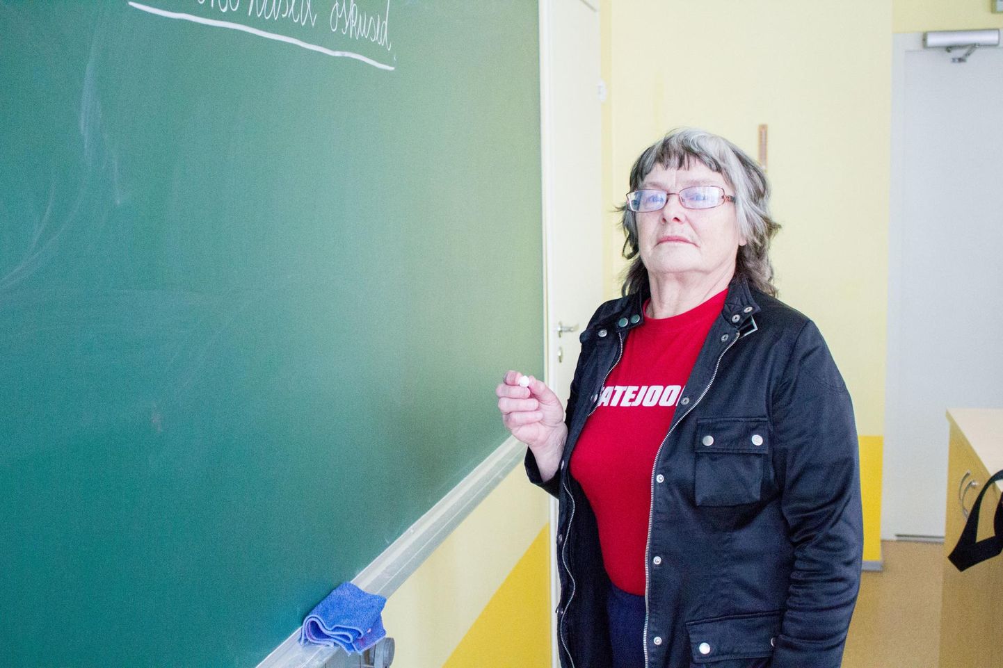 Tsirguliina kooli inimeseõpetuse õpetaja Anne Juust on koolis töötanud juba üle 45 aasta. Teenetemärk tegi tal meele heaks.