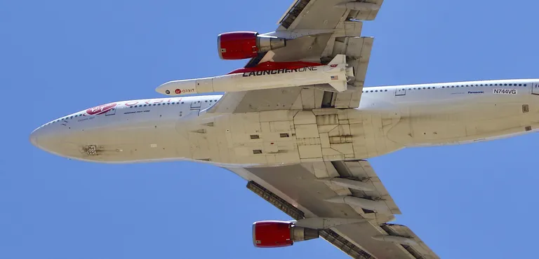 Virgin Orbiti Boeing 747-400 lennuk Cosmic Girl ja rakett LauncherOne