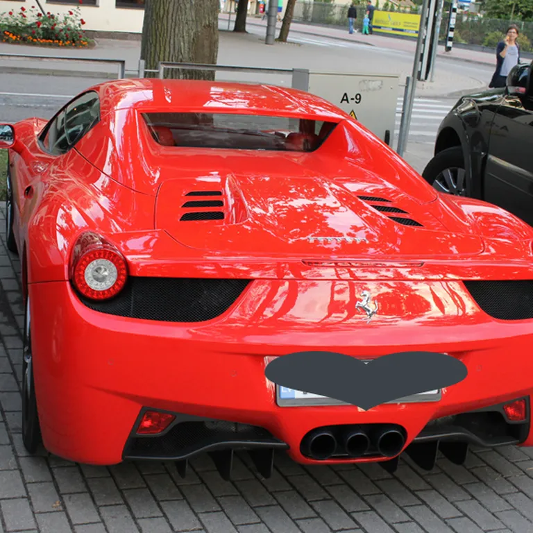 Lūk, viesi ieradušies ar "Ferrari"