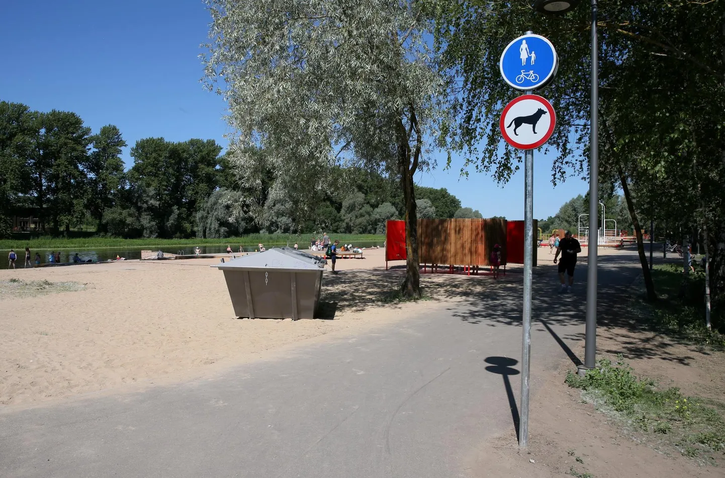 Linnaujula kergliiklusteel on alguses ja lõpus koerakeelumärgid.