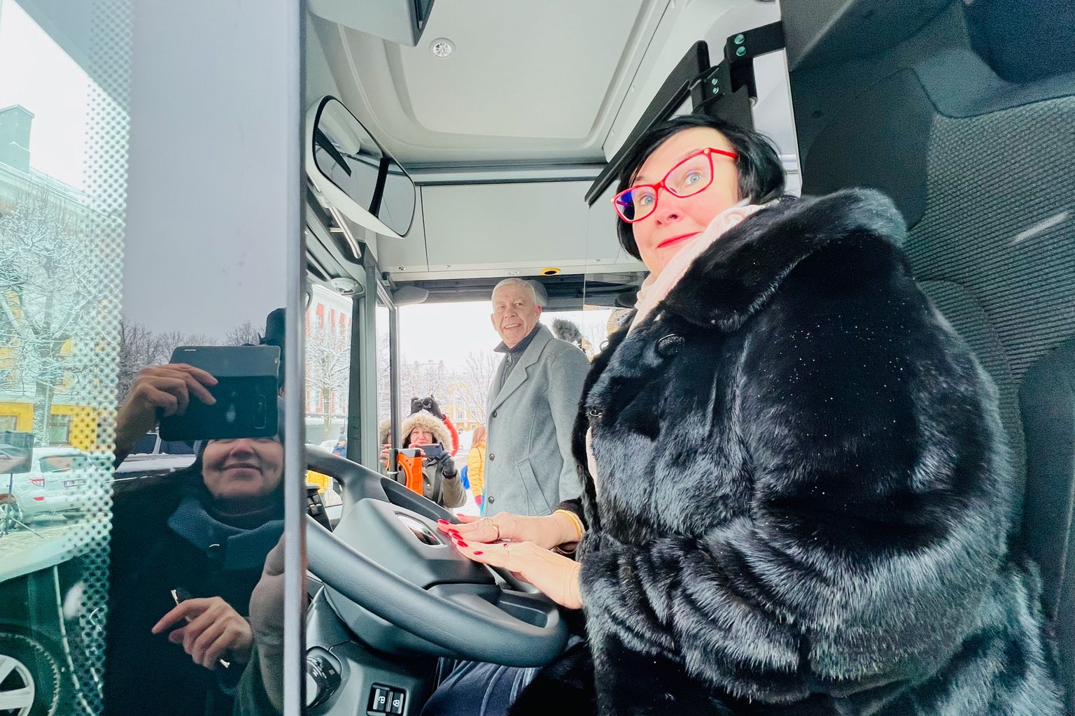 Мэр Нарвы села за руль нового городского автобуса и дала символический гудок, знаменующий старт восьмилетнего сотрудничества с перевозчиком из Тарту "GoBus".