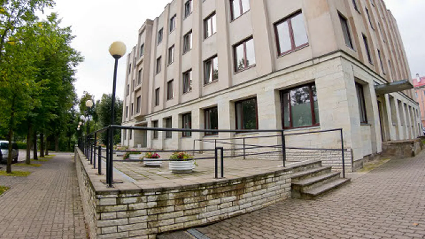 Narva keskraamatukogu hoone, kõigest 25 aastat vana maja, tundub korras olevat ainult väljast. Sees on praod, rõskus ja pudeneb krohv.