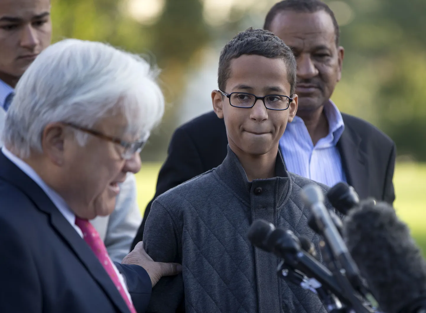 14-aastane Ahmed Mohamed, keskel, keda kutsutakse pärast intsidenti Kellapoisiks.