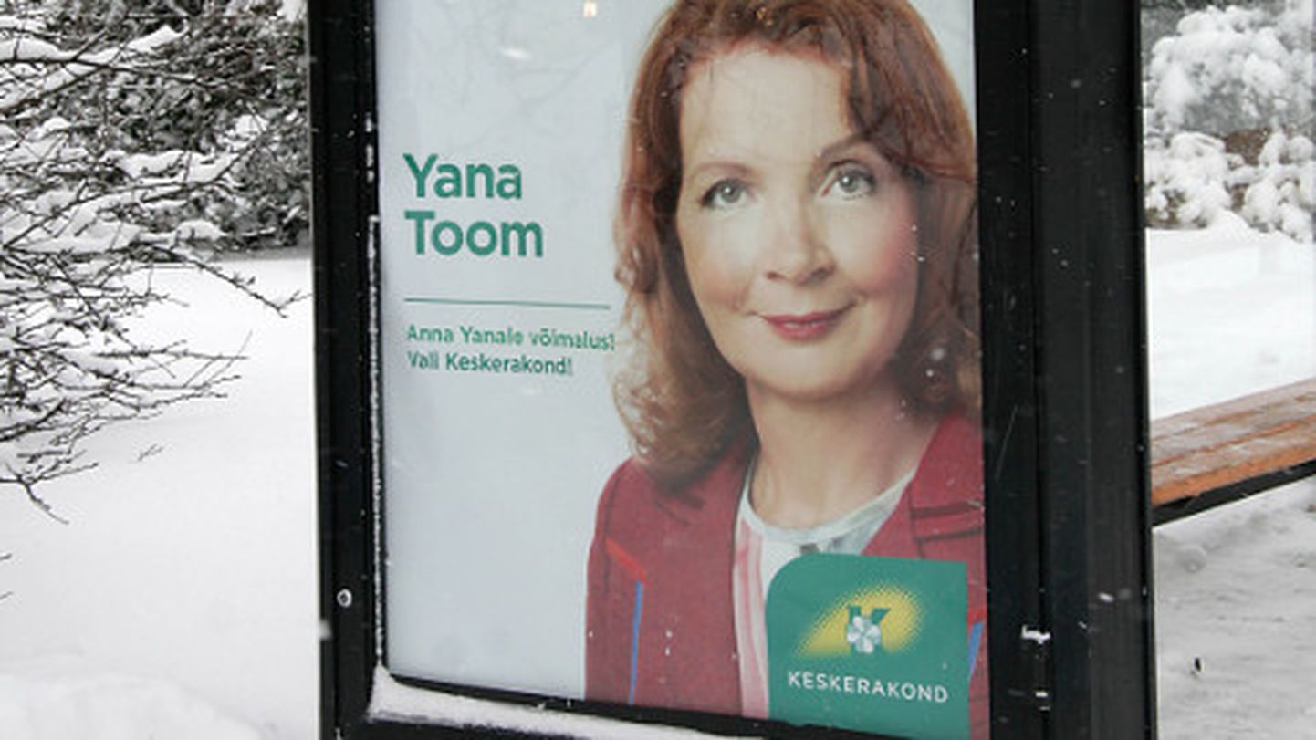 Keskerakond esitleb oma Ida-Viru esinumbrit Yana Toomi tänavaplakatitel kahel − rangemal ja kelmikamal moel. Eriilmelisi plakateid ühest ja samast kandidaadist võib Jõhvis näha üksteise vahetus läheduses.