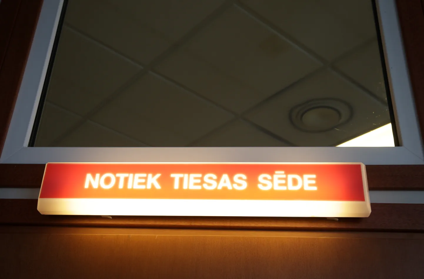 Zīme "Notiek tiesas sēde".