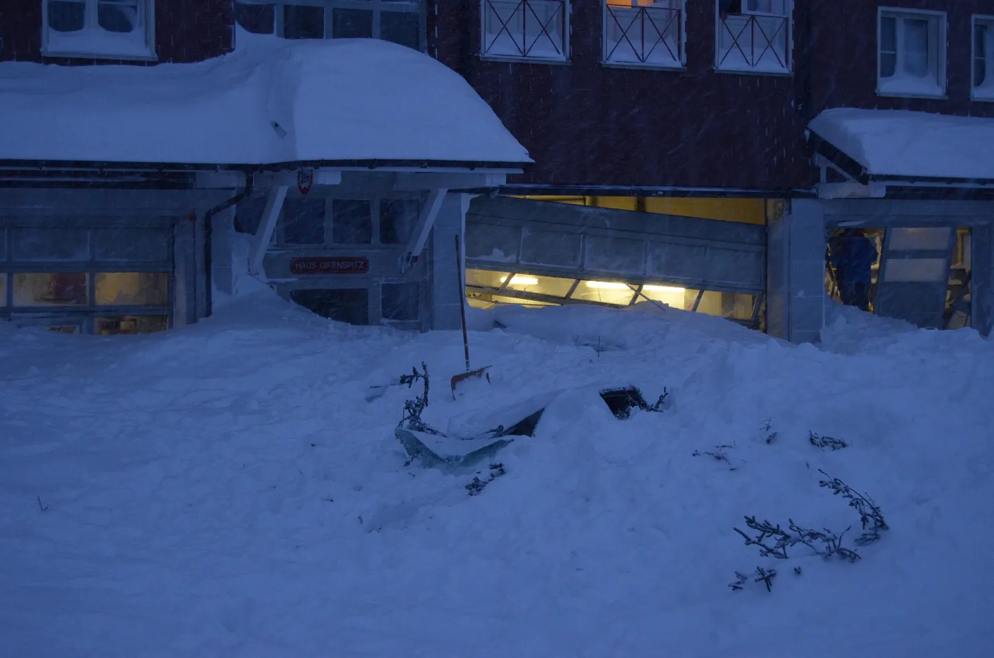 Šveices viesnīcā ielaužas sniega lavīna