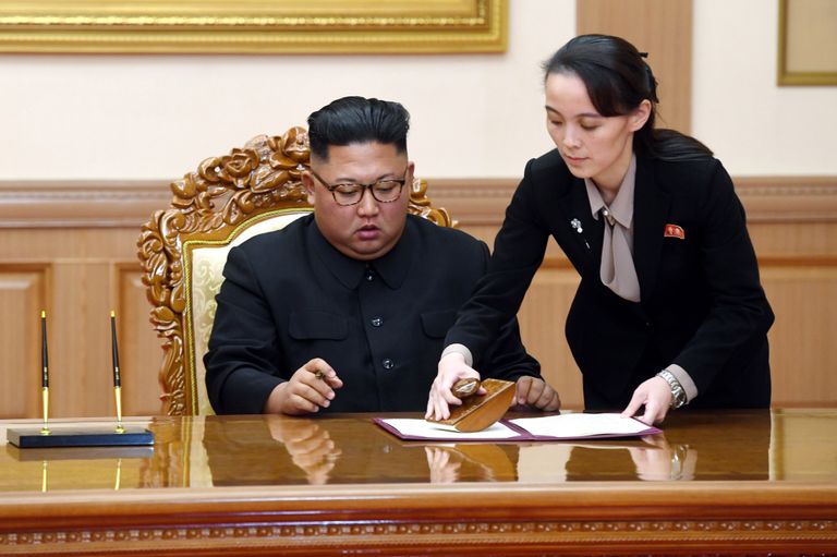 Põhja-Korea liider Kim Jong-un ja ta õde Kim Yo-jong 19. septembril 2018 Pyongyangis pärast kohtumist Lõuna-Korea presidendi Moon Jae-iniga. Kim Jong-un allkirjastas kahe Korea ühisdeklaratsiooni.