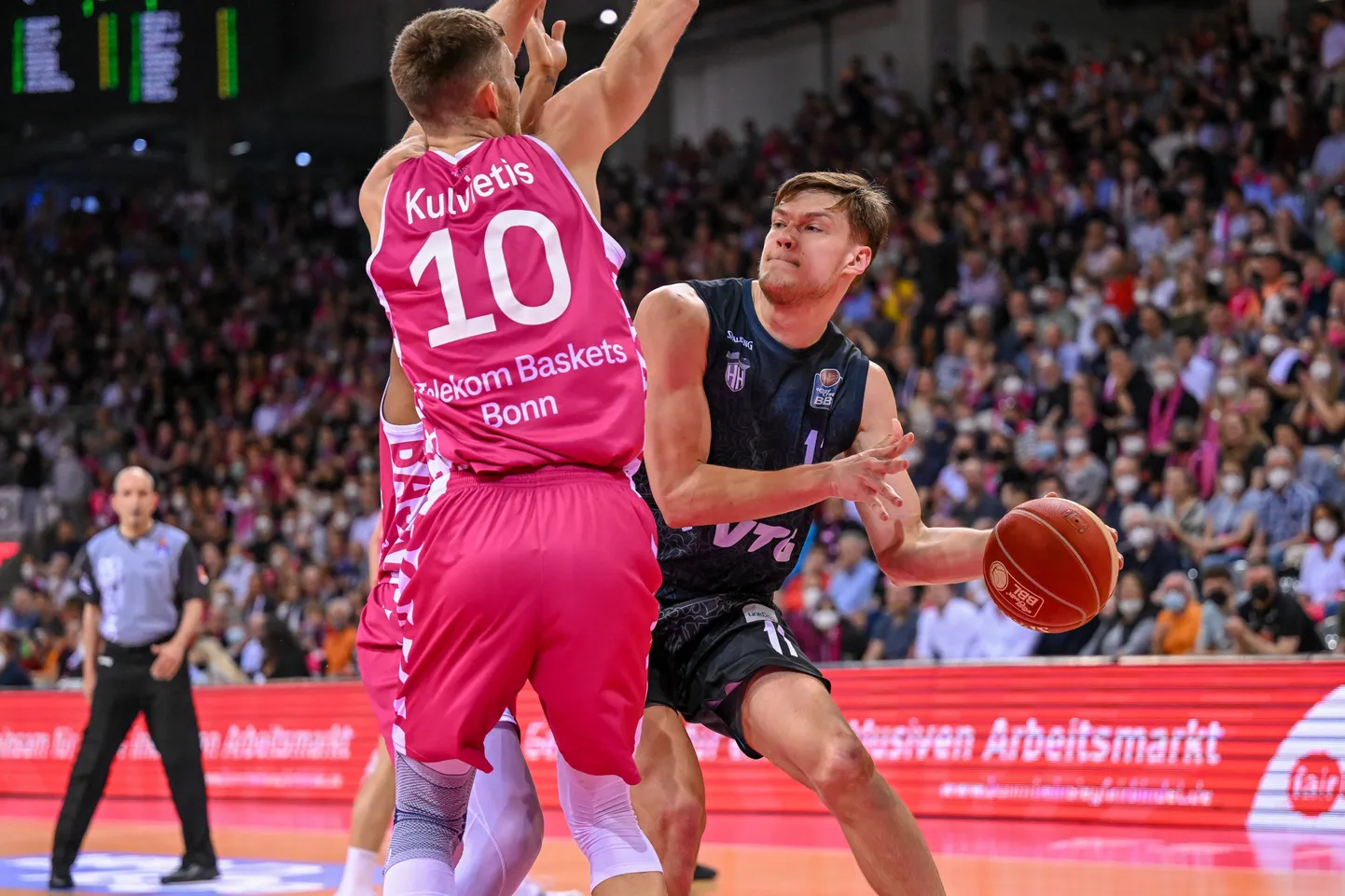Maik-Kalev Kotsar (palliga) Bonni vastu.