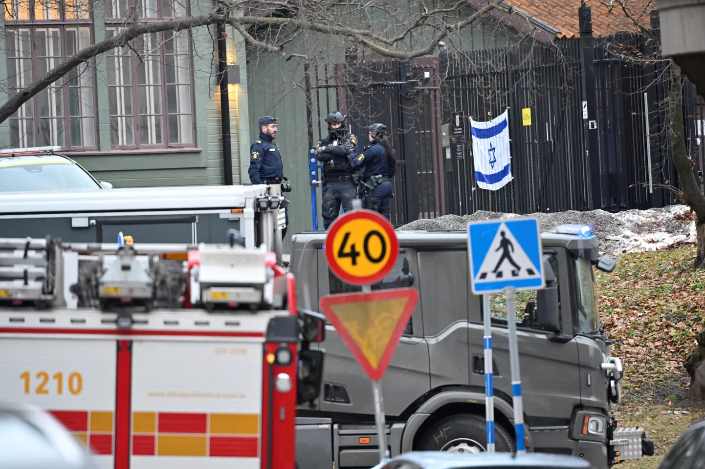 Politsei ja päästjad täna Iisraeli Stockholmis asuva saatkonna ees.
