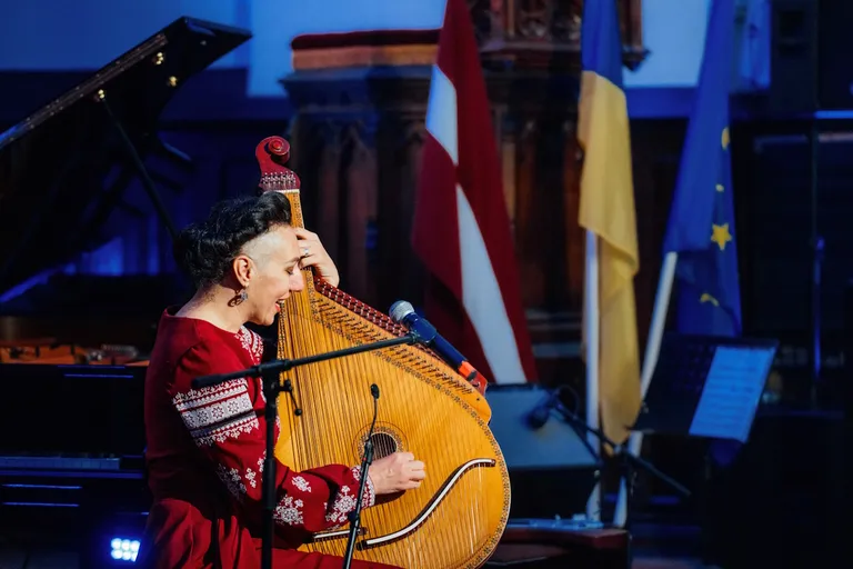 Muzicē ukraiņu bandūras virtuoze Darja Leleko.