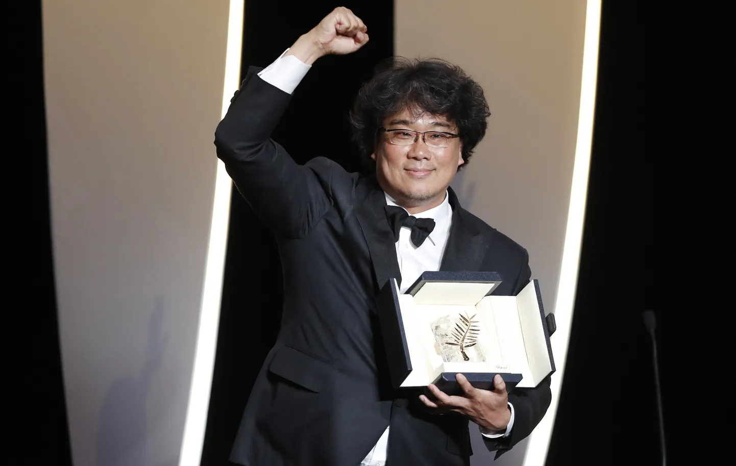 Bong Joon-ho hoiab käes Kuldset Palmioksa.