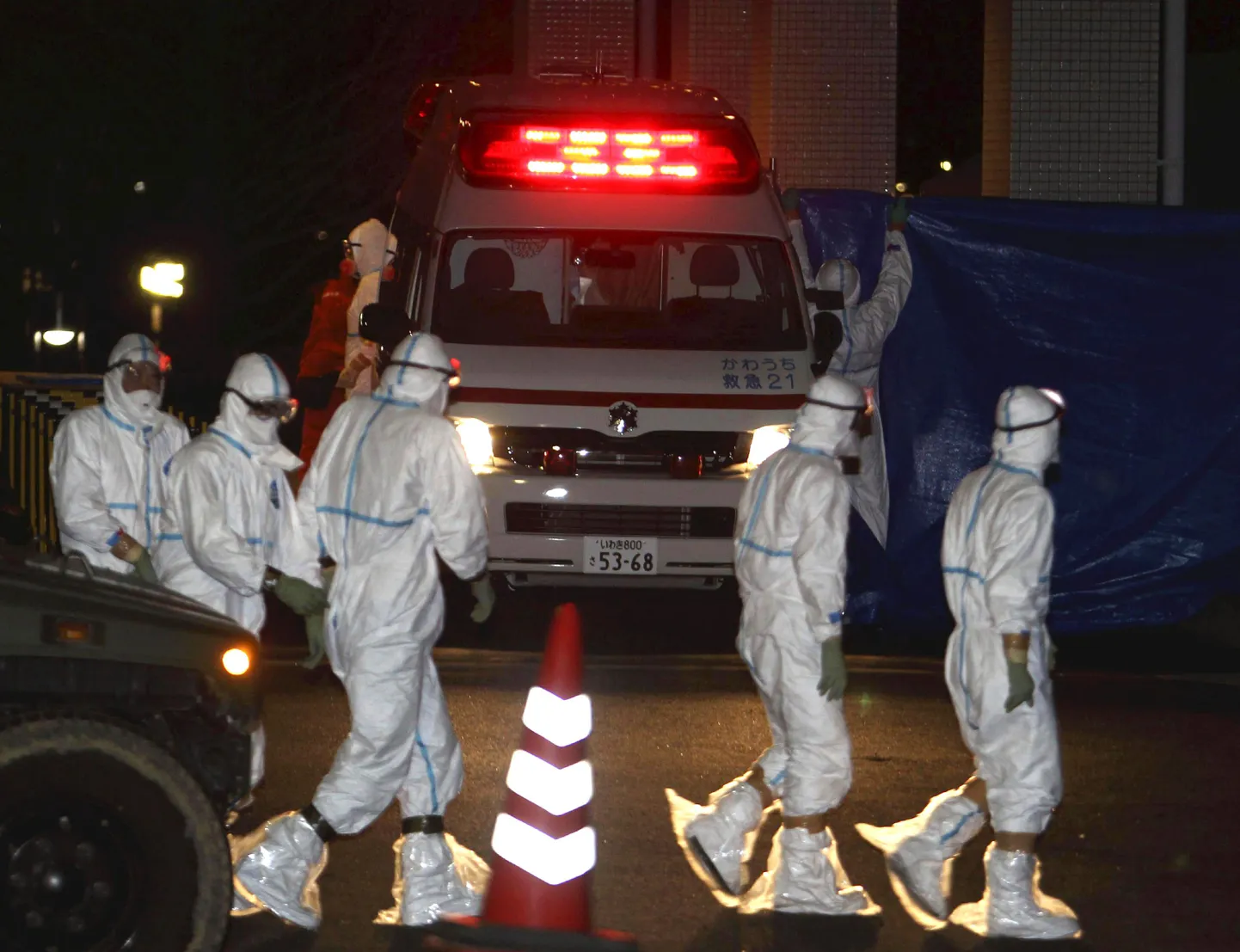 Fukushima haigla kaitseülikondades meditsiinitöötajad vastu võtma tuumajaamas kannatada saanud töötajaid