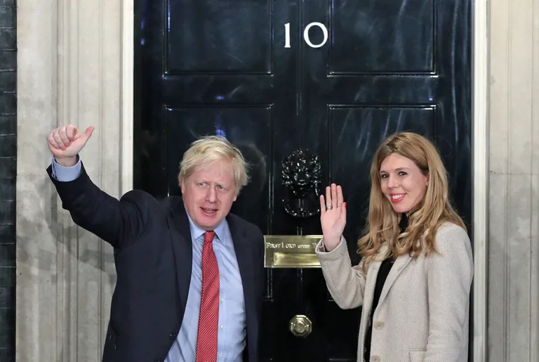 Boris Johnson koos kihlatu Carrie Symondsiga peaministri residentsi ees.
