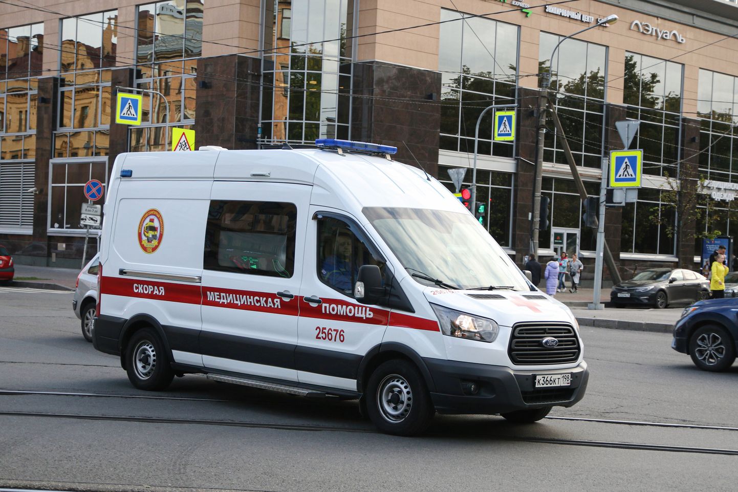 Vene kiirabiauto Peterburi tänaval. Foto on illustratiivne.