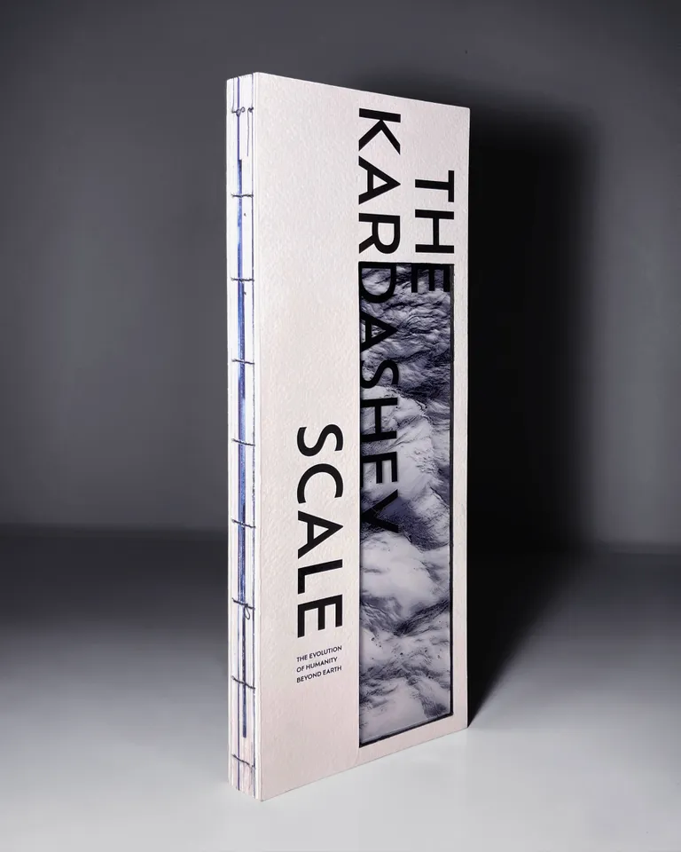 Grāmata "The Kardashev scale". Darba autore – Elīza Roberta Āķīte. Darba pasūtītājs – Latvijas Mākslas akadēmija.