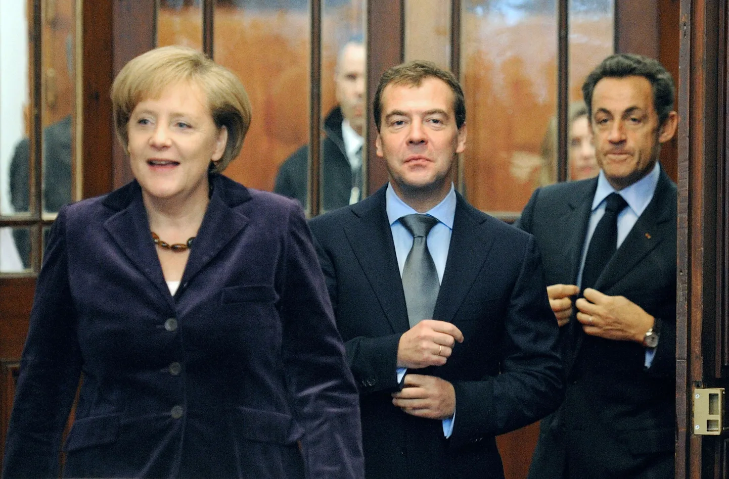 Саммит в Довиле. Слева направо: Ангела Меркель, Дмитрий Медведев и Николя Саркози.