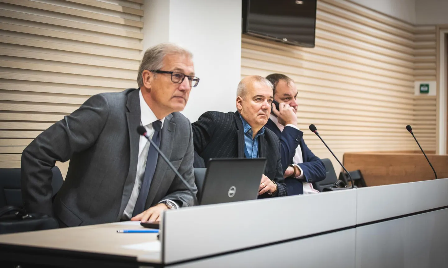 Allan Kiili kaitsja Aivar Pilv ja 40 000 euro ulatuses altkäemaksu võtmises süüdistatava Tallinna Sadama hoolduisosakonna endise juhataja Martin Paide kaitsja Vahur Kivistik Harju maakohtus.