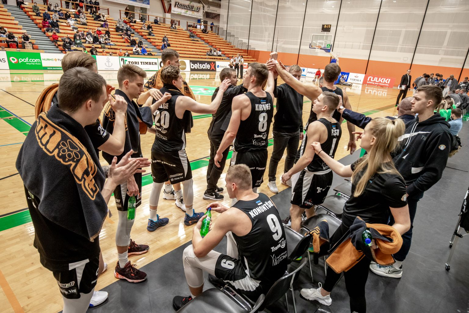 Eesti-Läti korvpalliliigas võtavad mõõtu Pärnu Sadam ja Tartu Ülikool.