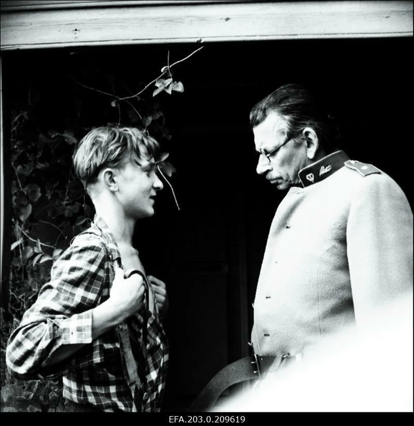 Tallinnfilmi mängufilm "Karikakramäng: Tätoveering". Marguse osas Arvo Kukumägi, konstaabli osas Karl Kalkun. FOTO: Tallinnfilmi fotolabor / Rahvusarhiiv