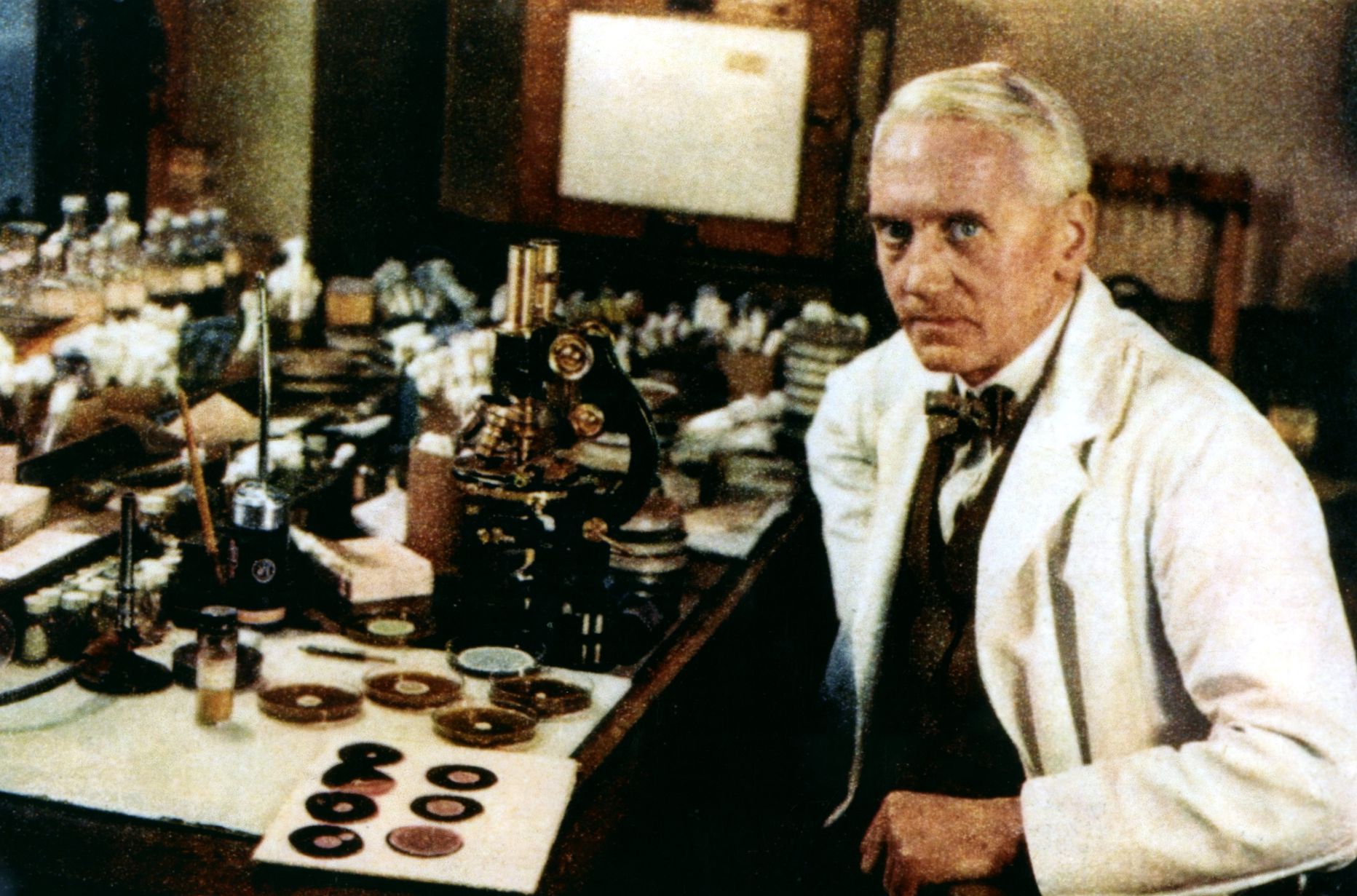 Alexander Fleming oma laboris penitsilliini uurimas.