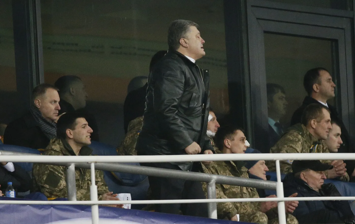 Петр Порошенко в окружении бойцов АТО на трибуне стадиона наблюдает матч "Динамо" - "Манчестер Сити".