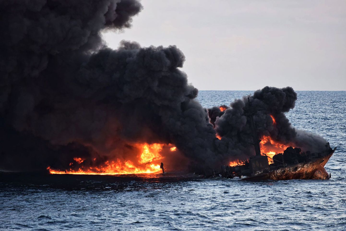 Enne merepõhj vajumist süttis Iraani tanker põlema.