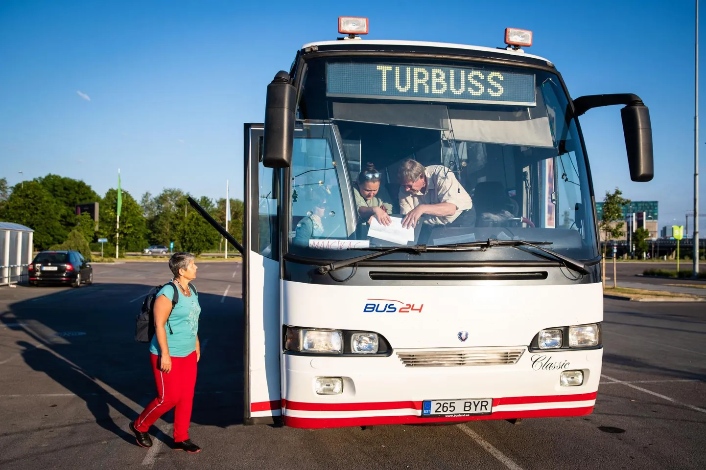 Suitsu talu maasikabuss Ülemiste keskuse parklas.