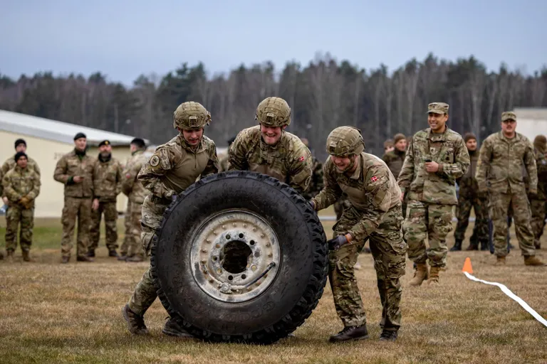 Taani sõdurid veebruaris Saksamaal Grafenwoehri harjutusalal peetud tankistide olümpiaks kutsutud võistlusel Itaalia, Sloveenia, Šveitsi ja USA kolleegidega mõõtu võtmas.
