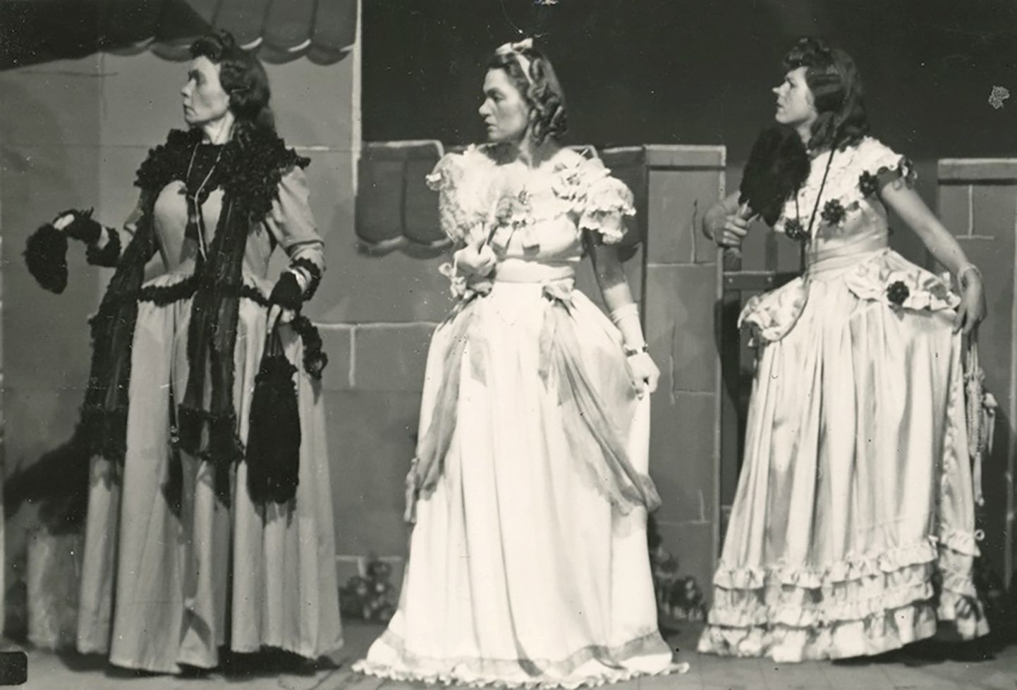 TIGE JA KÕRK: (Vasakult) võõrasema – Marie Kei, Hortensia – Sonja Koževnikova, Javotte – Ester Reinart. Tamara Gabbe “Kristallkingake”. (Kuressaare Teater, 1948)