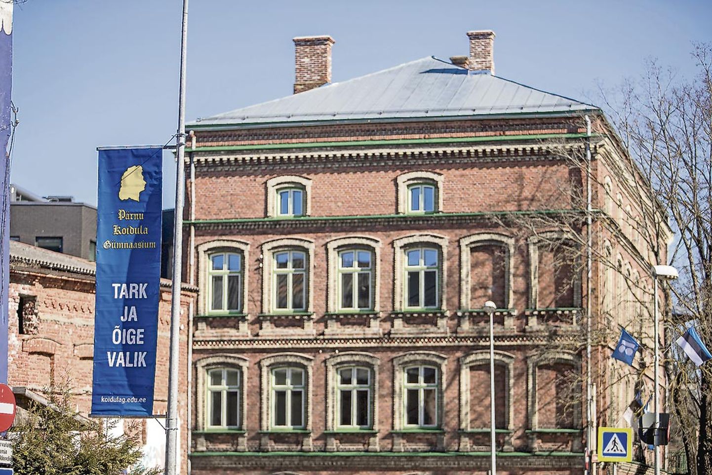 Plakat Sütevaka­ juures­ teatab, et Koidula gümnaasium on tark ja õige­ valik.