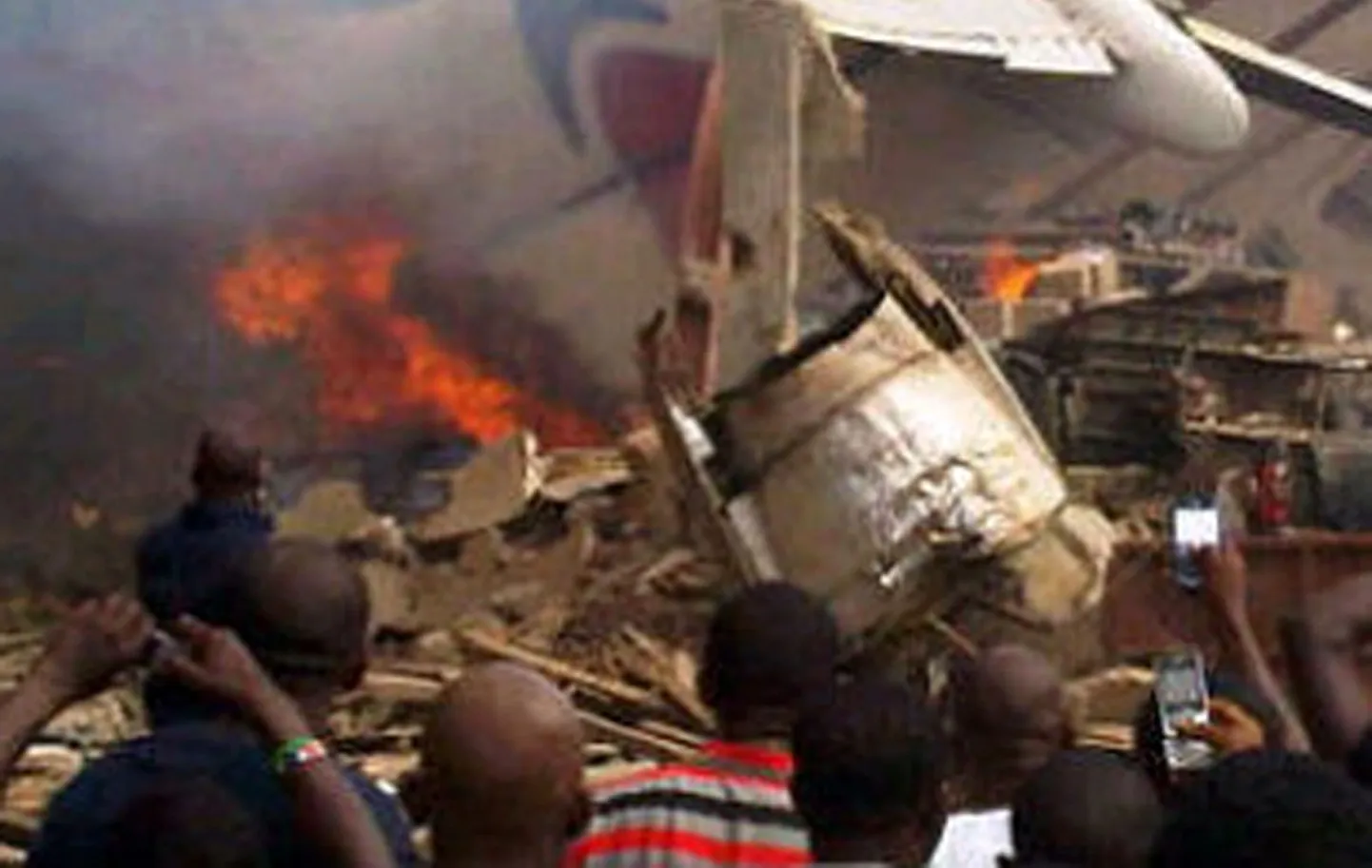 В Нигерии самолет рухнул на жилые кварталы.