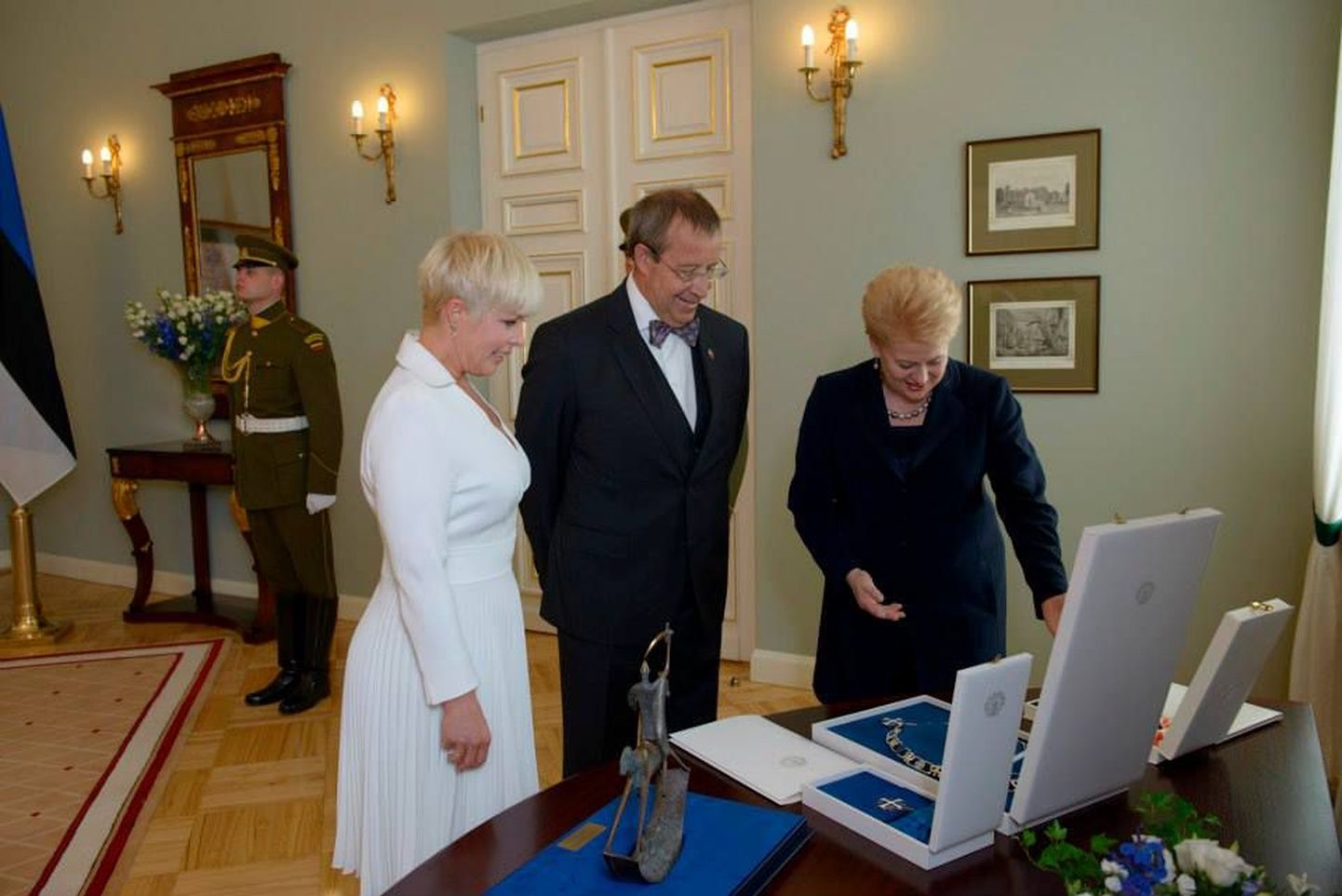 President Toomas Hendrik Ilves andis Leedu presidendile Dalia Grybauskaitėle Maarjamaa Risti keti, lisaks andis Ilves Eesti teenetemärgi paljudele tuntud leedulastele.