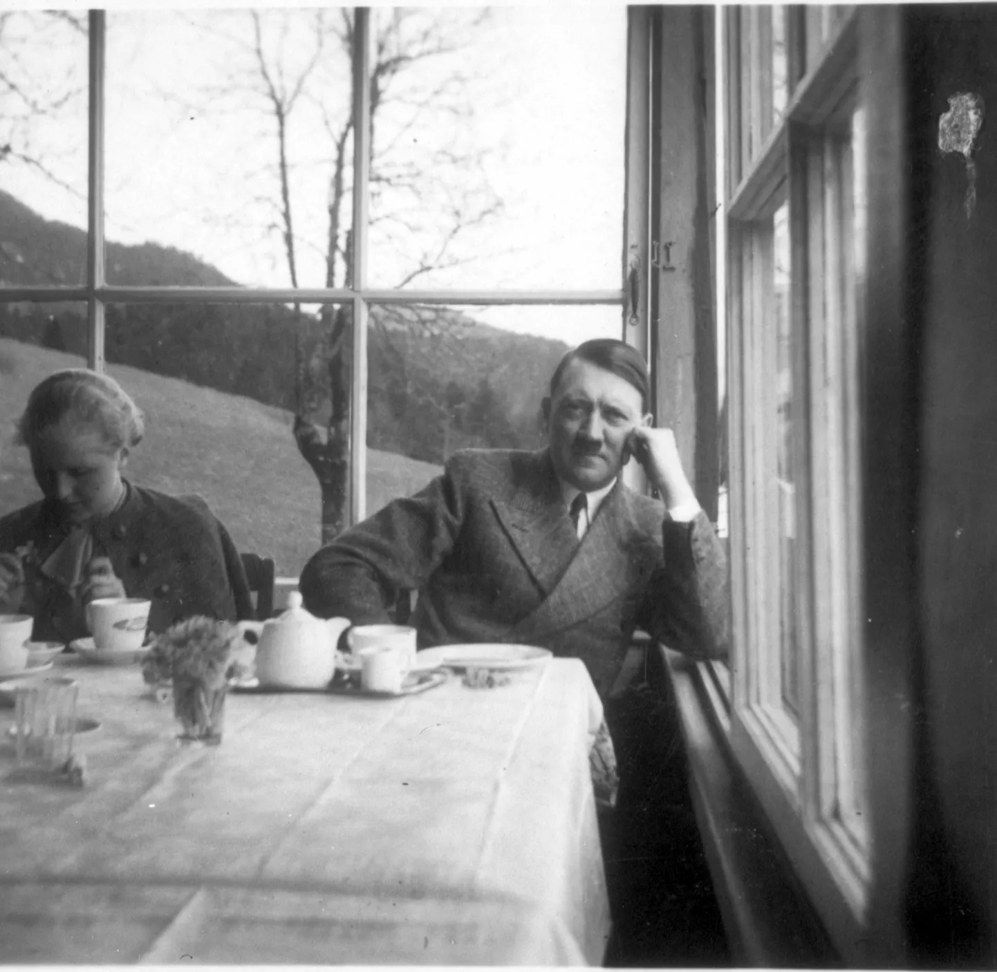 Adolf Hitler nautimas teed koos Eva Brauniga, kes Hitleri isiklike päevikute järgi tema halba hingeõhku silmaotsastki ei sallinud.