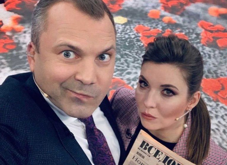 Kanāla “Rossija 1” raidījuma vadītāji - Olga Skabajeva un viņas vīrs Jevgeņijs Popovs