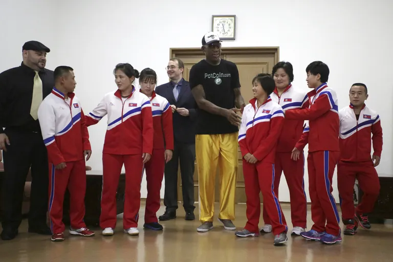 Dennis Rodman koos Põhja-Korea olümpiasportlastega.