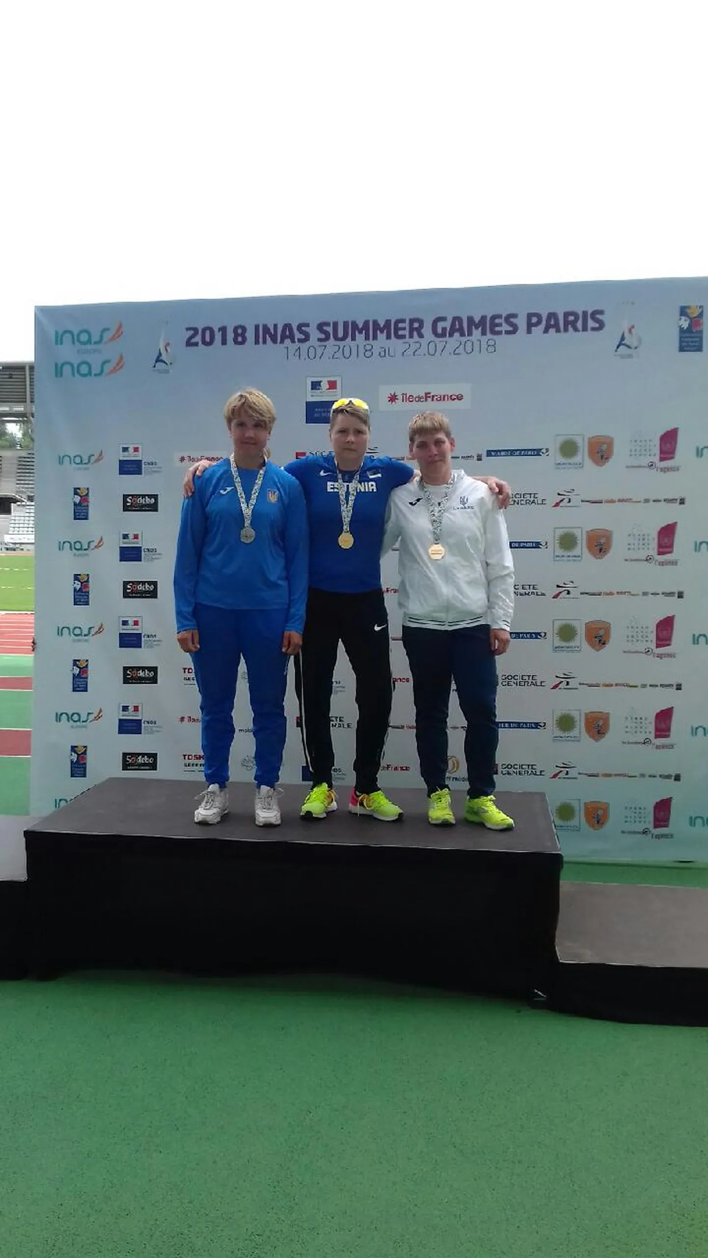 Sirly Tiik (keskel) odaviske medalitseremoonial.