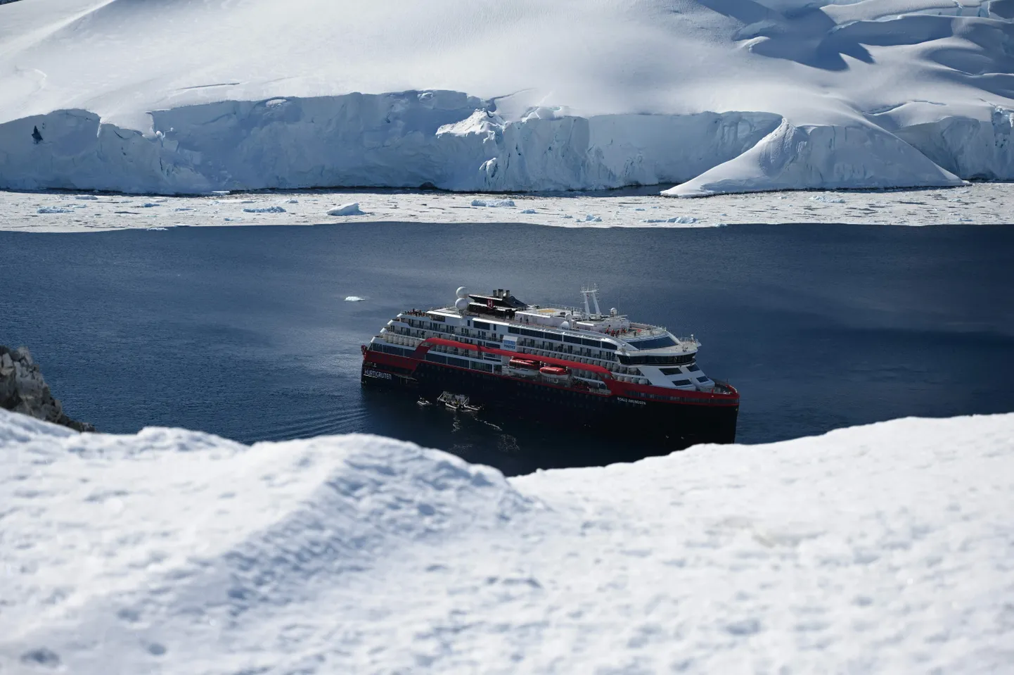 Hurtigruteni hübriidlaev Roald Amundsen Orne Harburis Lõuna-Shetlandi saarestikus 2019. aasta novembris
