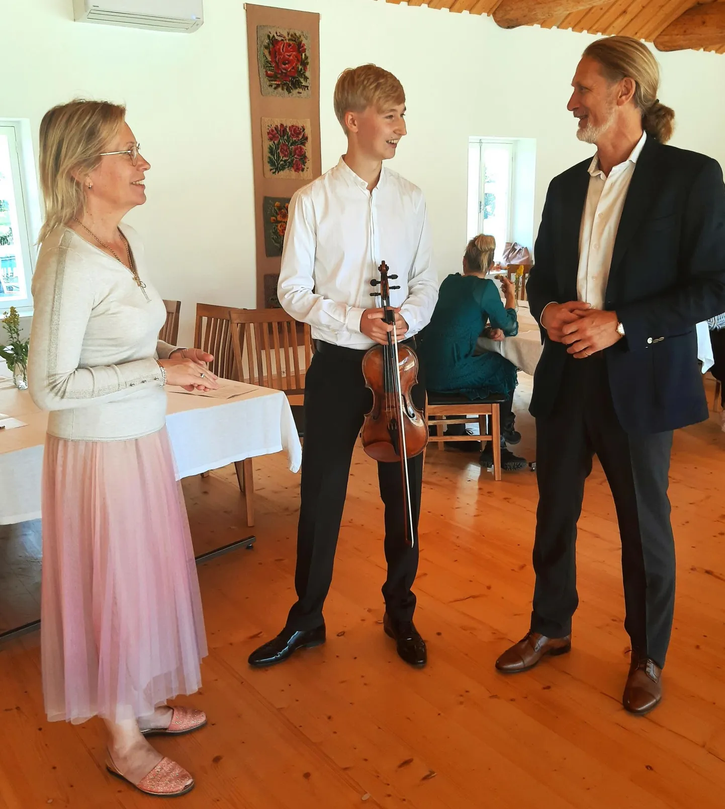 Viiuldaja Hans Cristian Aavik esines Kõpus esimest korda 20. augustil 2021, kontserdi järel jutles temaga Maria talu pererahvas Riina ja Enn Rand.