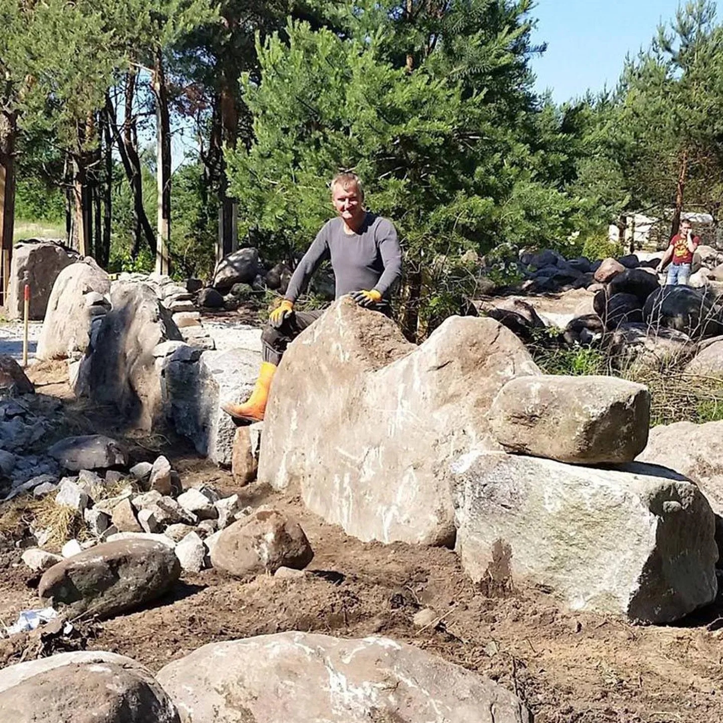 Türilane Arvo Saad on suvel hooajatööna ladunud kiviaedu juba tosin aastat.