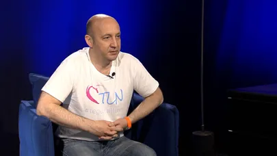 Леонид Цингиссер в студии Postimees в футболке с символикой избирательного союза "Деловой Таллинн"