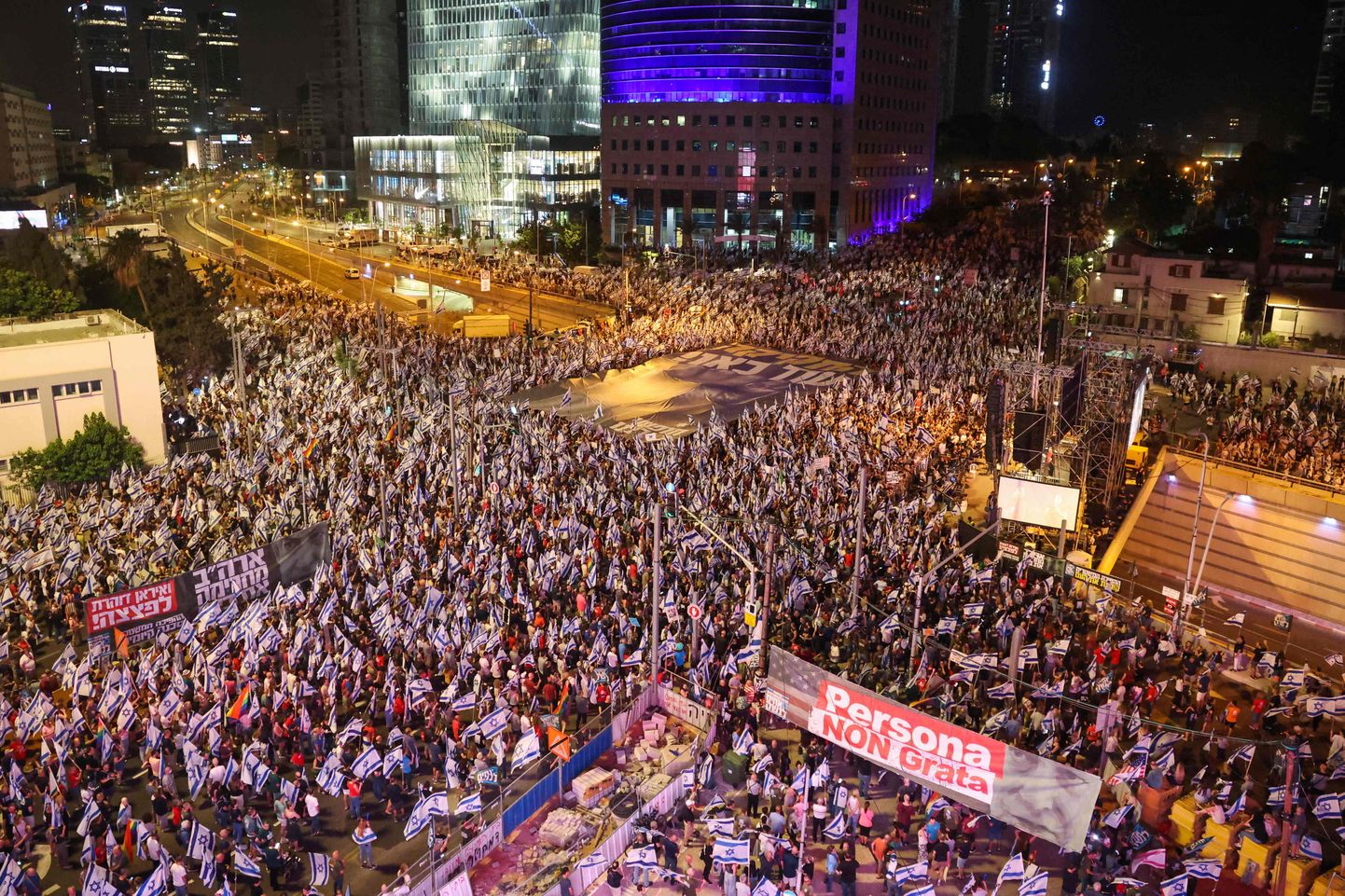 Laupäeva, 17. juuni õhtul võtsid tuhanded loosungite ja lippudega meeleavaldajad Tel Avivis osa protestist Iisraeli parempoolse valitsuse vastuolulise kohtureformi vastu.