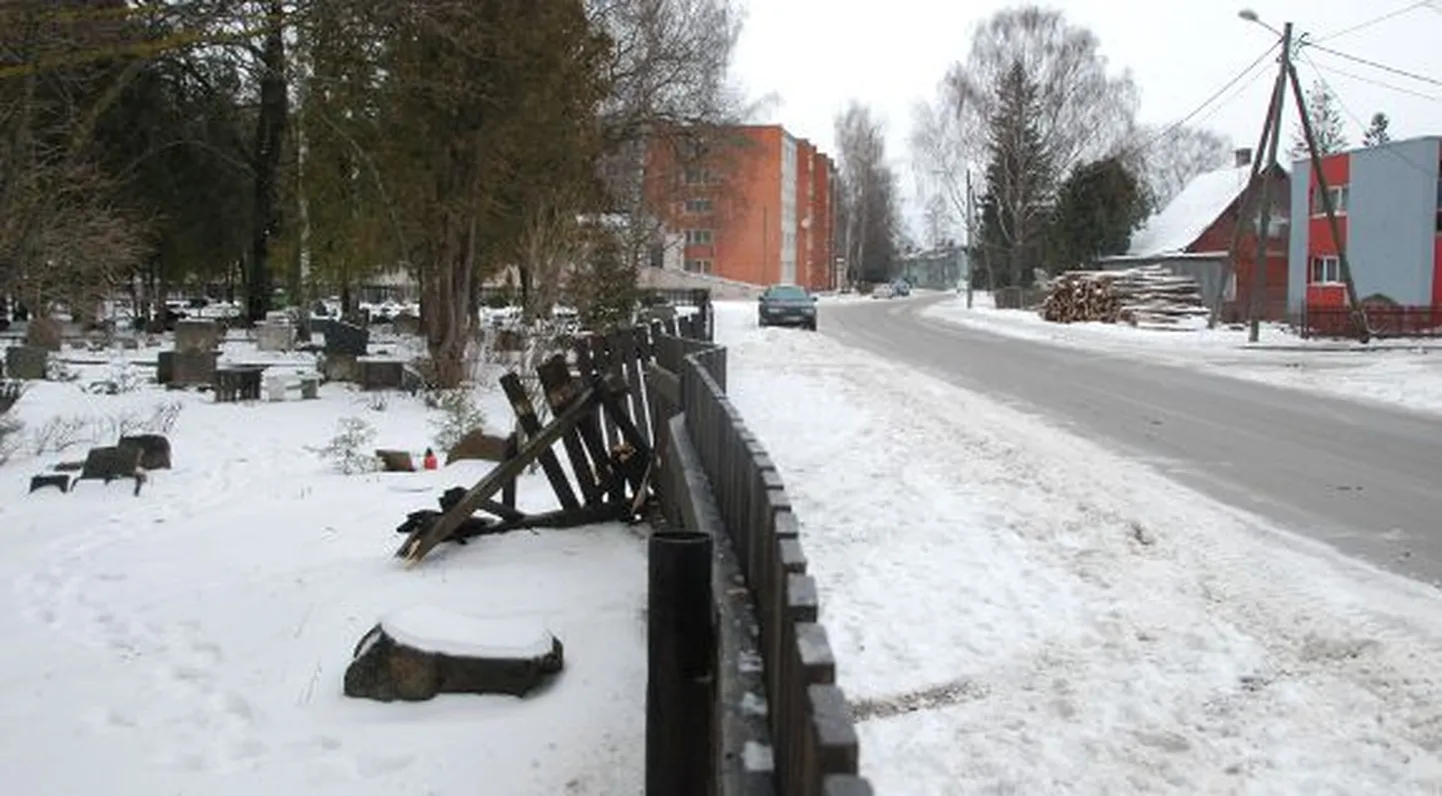 Tartus Muru tänaval on katki sõidetud surnuaeda ümbritsev aed.