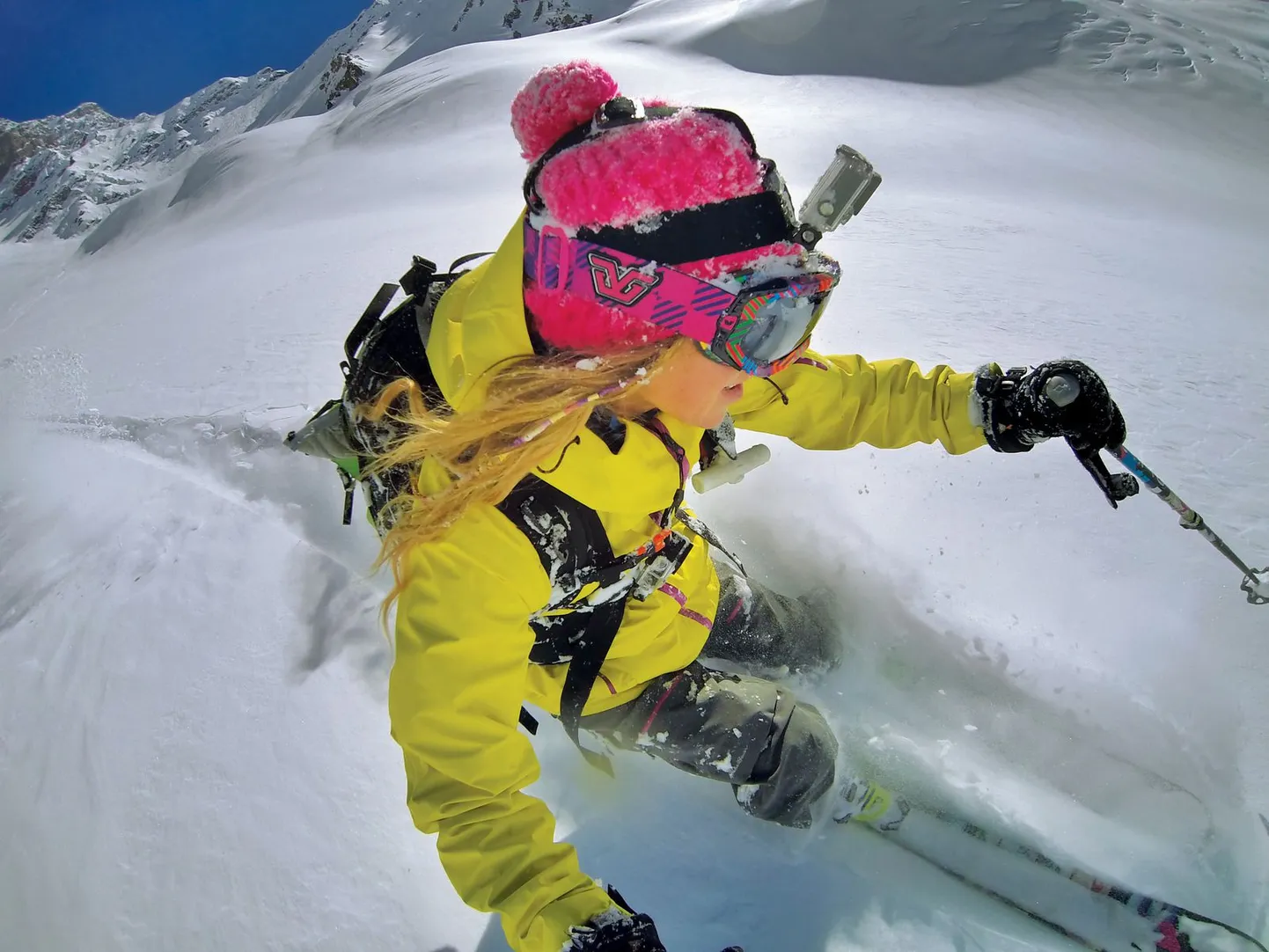 GoPro kaamera suusataja pea küljes. Pilt on illustreeriv.