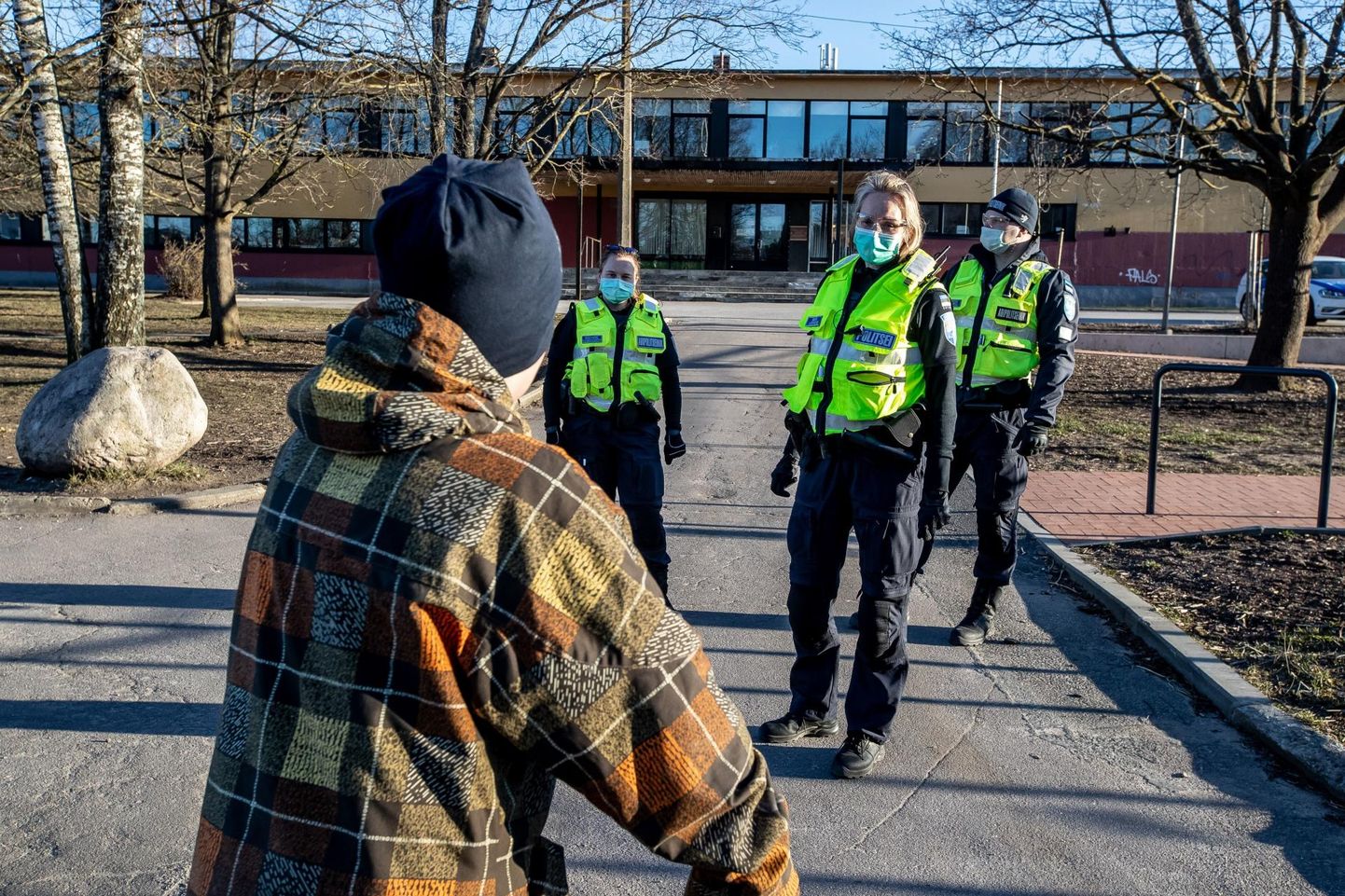 Politsei reid noorte kogunemiskohtades Tallinnas, et hoida ära viiruse edasist levikut.