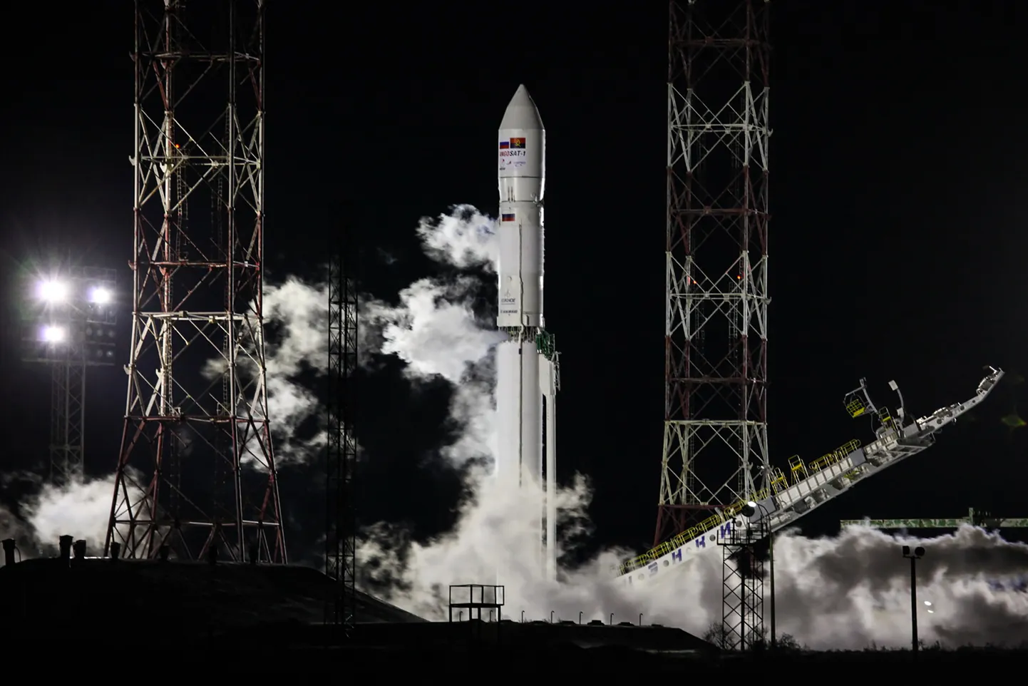 Vene kosmoseagentuuri Roskosmose kaader, kuidas Zeniidi kanderakett koos satelliit Angosat-1'ga teisipäeval Kasahstanis asuva Bajkongõri  kosmodroomilt startis.