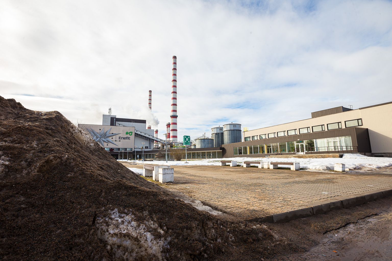 Наряду со сланцем Нарвские станции используют в качестве топлива все больше сланцевого газа и древесных отходов.