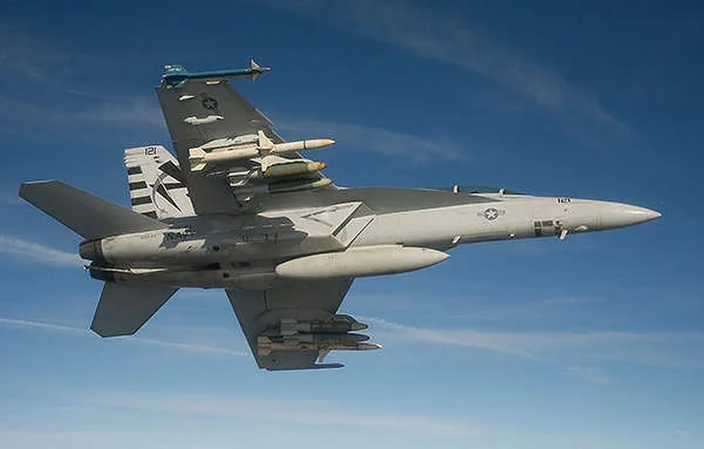 USA sõjalennuk F/A18F, mis on võimeline kandma raketti AGM-88E. Ukrainlased integreerivad neid relvi vastavalt oma võimalustele ka Nõukogude-aegsetele lennukitele.