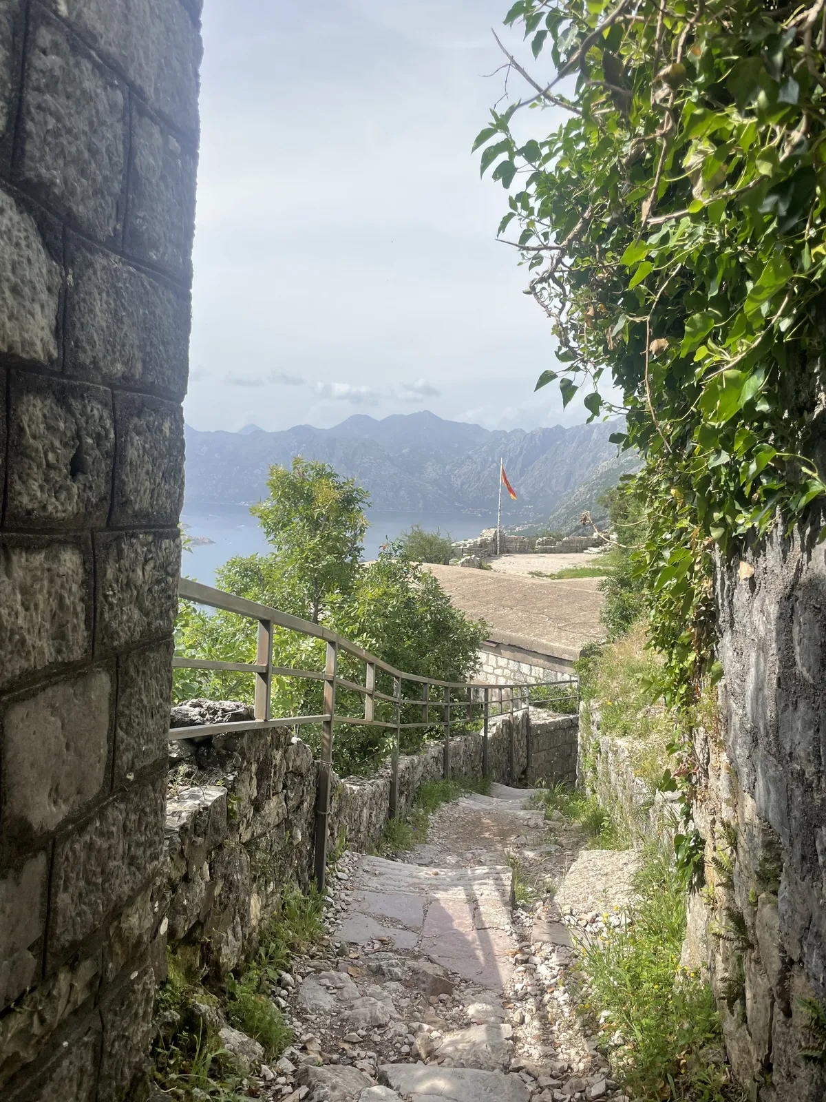 Montenegro, Kotor - lõputult trepiastmeid, mida mööda saab tunde ronida.